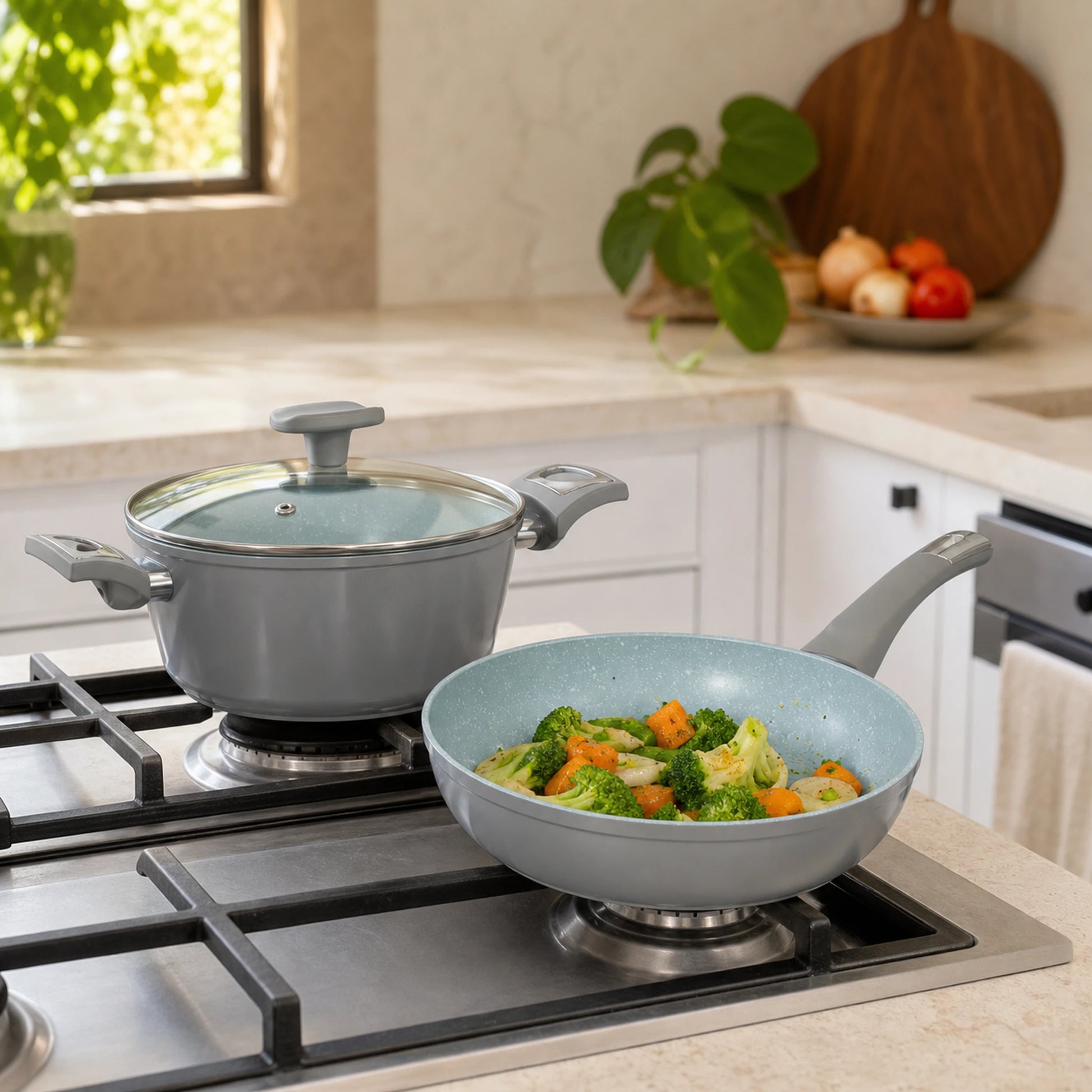 Ollas y sartén Hampton Marble en uso en la cocina