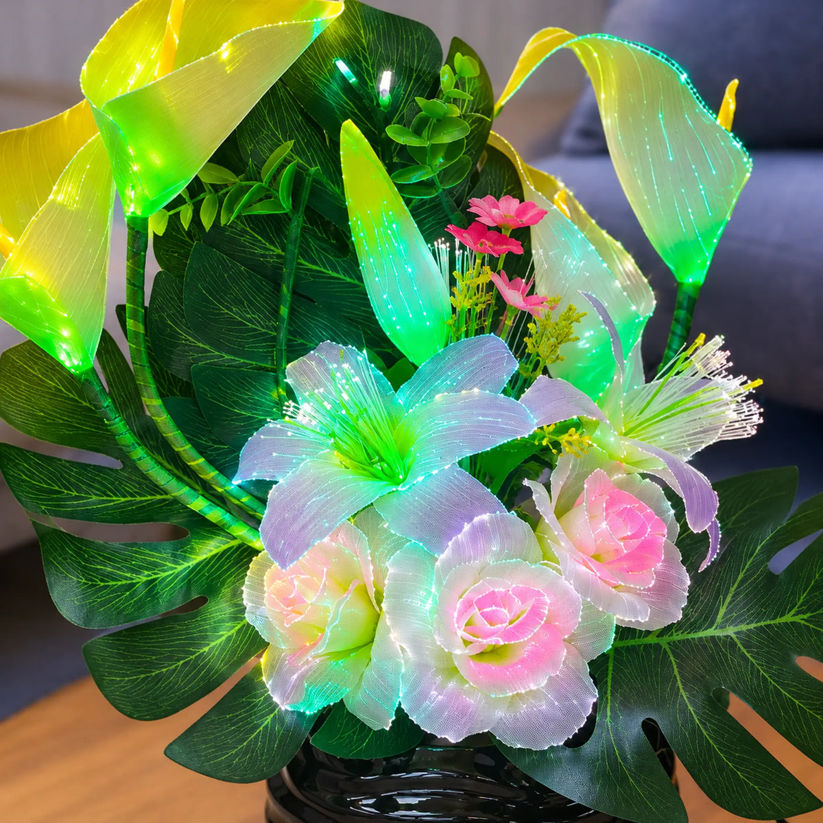 Arreglo de flores artificiales con luz LED, diseño Cala Lila – detalle de las flores iluminadas