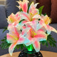 Arreglo de flores artificiales con luz LED, diseño Lirio Rosado – detalle de las flores iluminadas