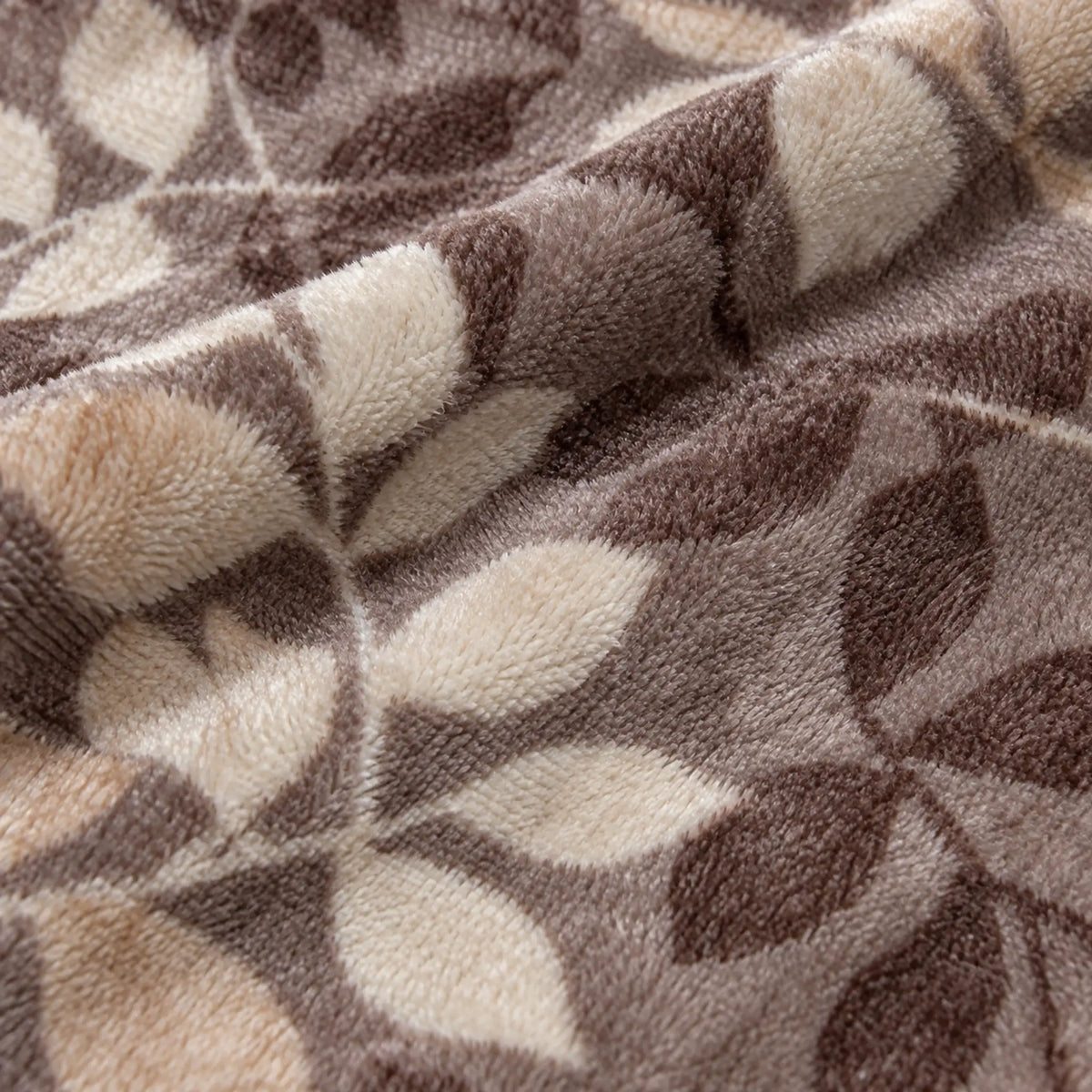 Frazada estampada afelpada 200 x 240 cm, diseño Hojas Café – textura afelpada