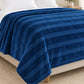 Frazada full azul marino de 180 x 220 cm con rayas en relieve – detalle de las rayas en relieve