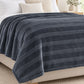 Frazada full gris de 180 x 220 cm con rayas en relieve – detalle de las rayas en relieve
