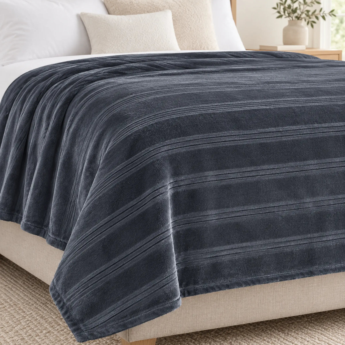 Frazada full gris de 180 x 220 cm con rayas en relieve – detalle de las rayas en relieve