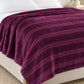 Frazada full morado de 180 x 220 cm con rayas en relieve – detalle de las rayas en relieve