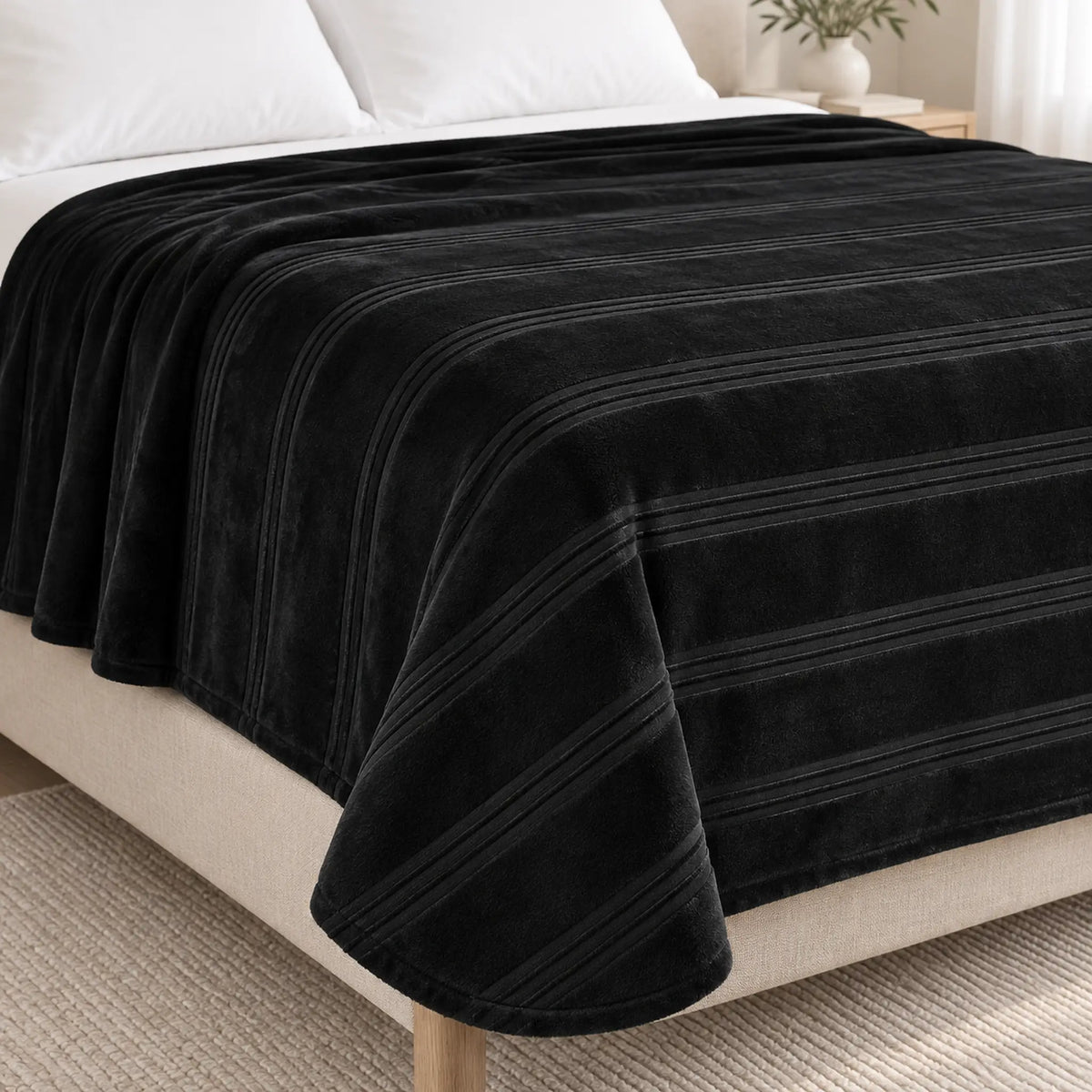Frazada full negra de 180 x 220 cm con rayas en relieve – detalle de las rayas en relieve