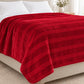 Frazada full roja de 180 x 220 cm con rayas en relieve – detalle de las rayas en relieve