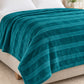 Frazada full turquesa de 180 x 220 cm con rayas en relieve – detalle de las rayas en relieve