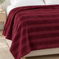 Frazada full color vino de 180 x 220 cm con rayas en relieve – detalle de las rayas en relieve