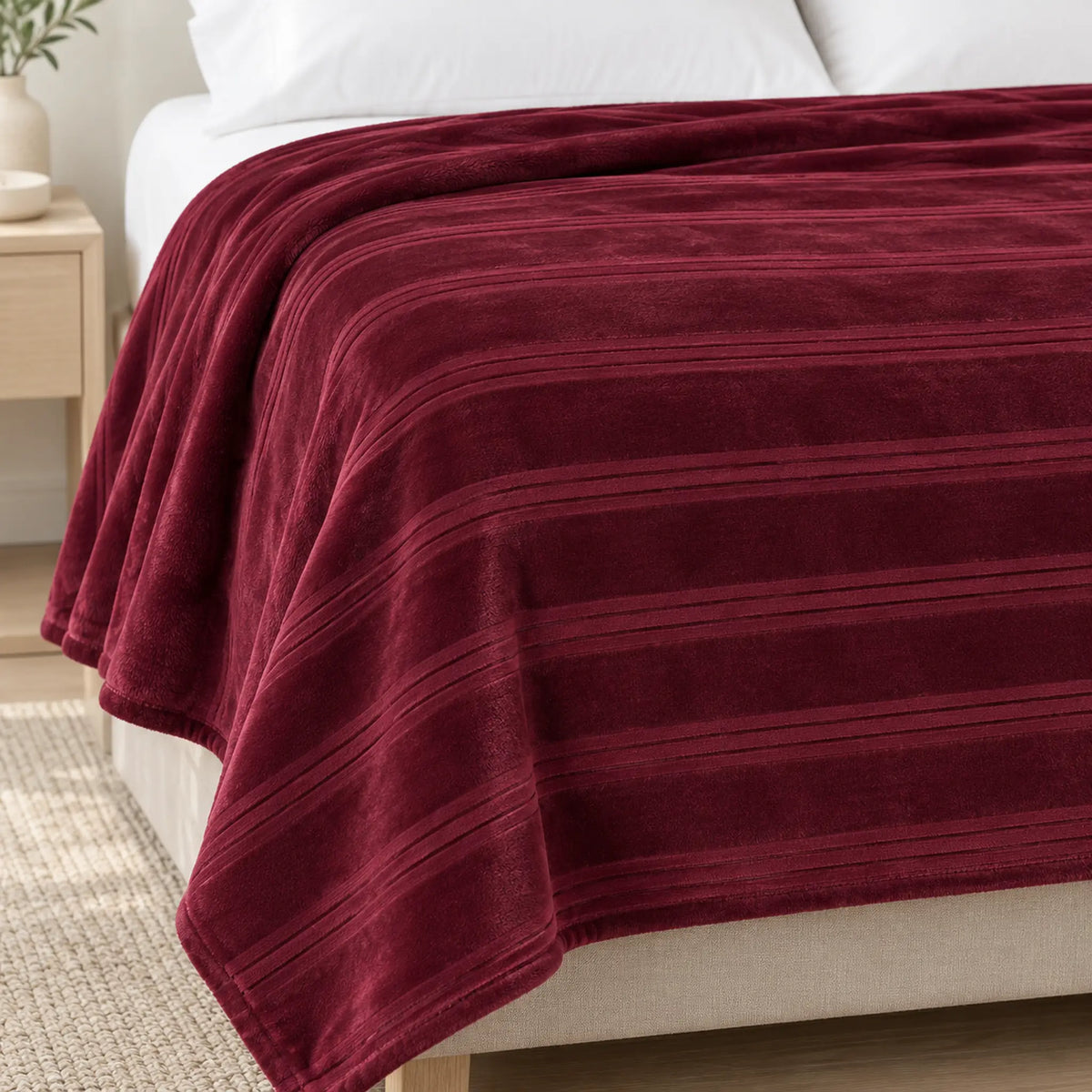 Frazada full color vino de 180 x 220 cm con rayas en relieve – detalle de las rayas en relieve