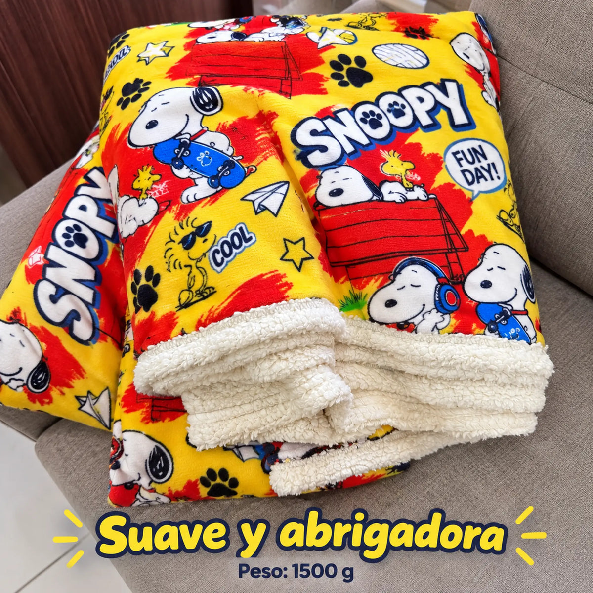 Frazada reversible piel de oveja, diseño Snoopy, doblada, mostrando su volumen