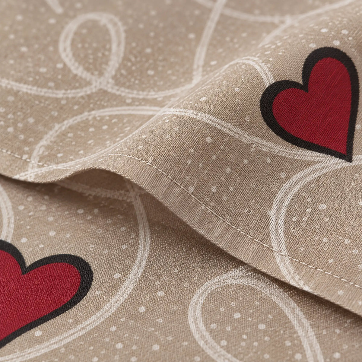 Juego de sábanas 4 piezas estampado beige con corazones – detalle de la tela
