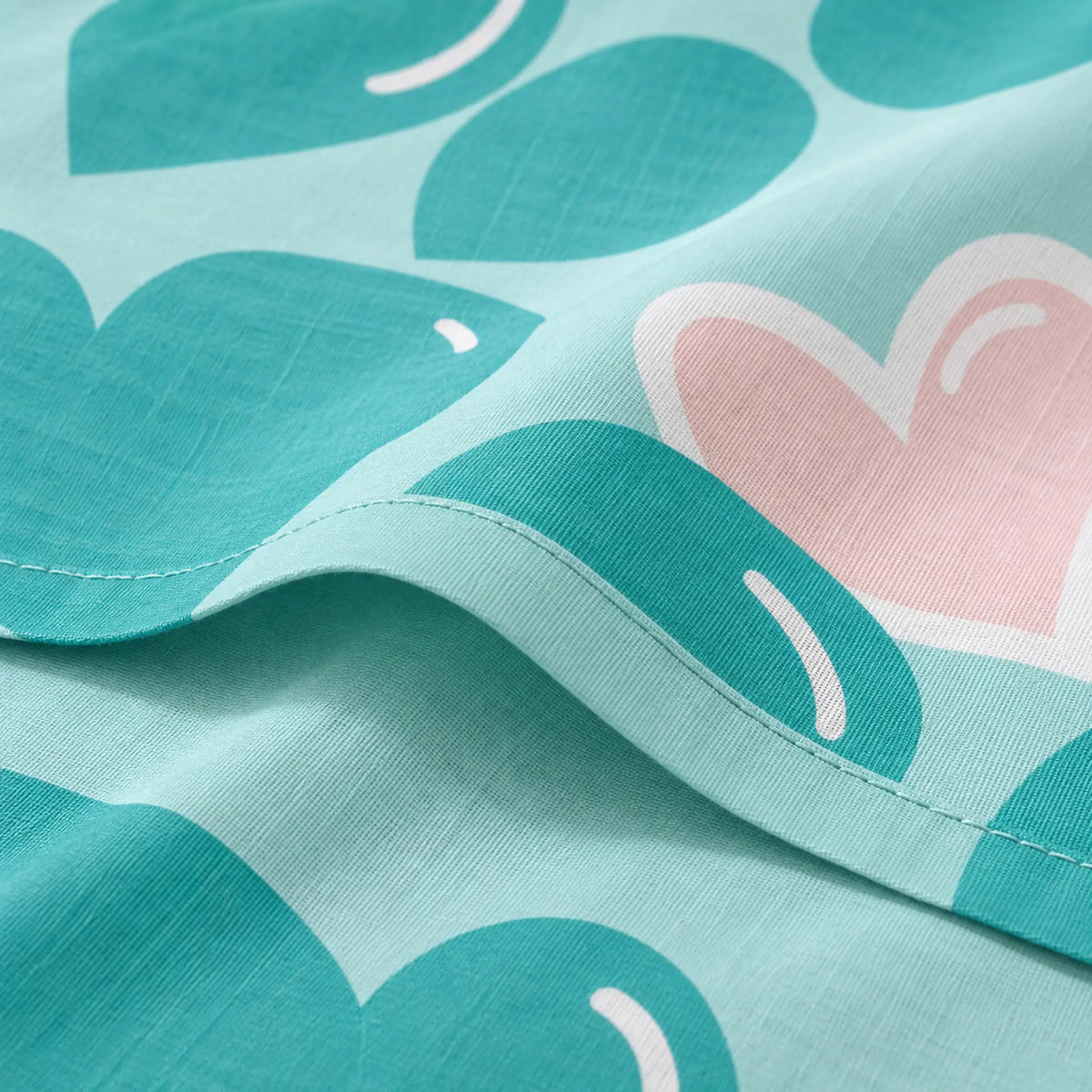 Juego de sábanas 4 piezas estampado verde menta con corazones – detalle de la tela