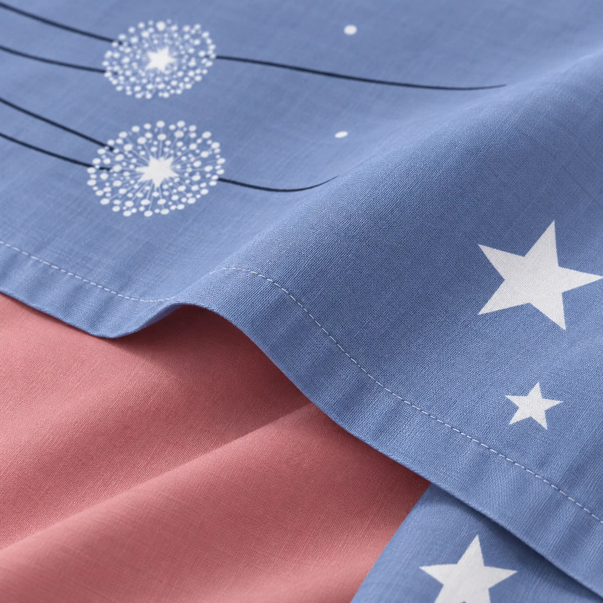 Juego de sábanas 4 piezas estampado azul con estrellas y dientes de león – detalle de la tela