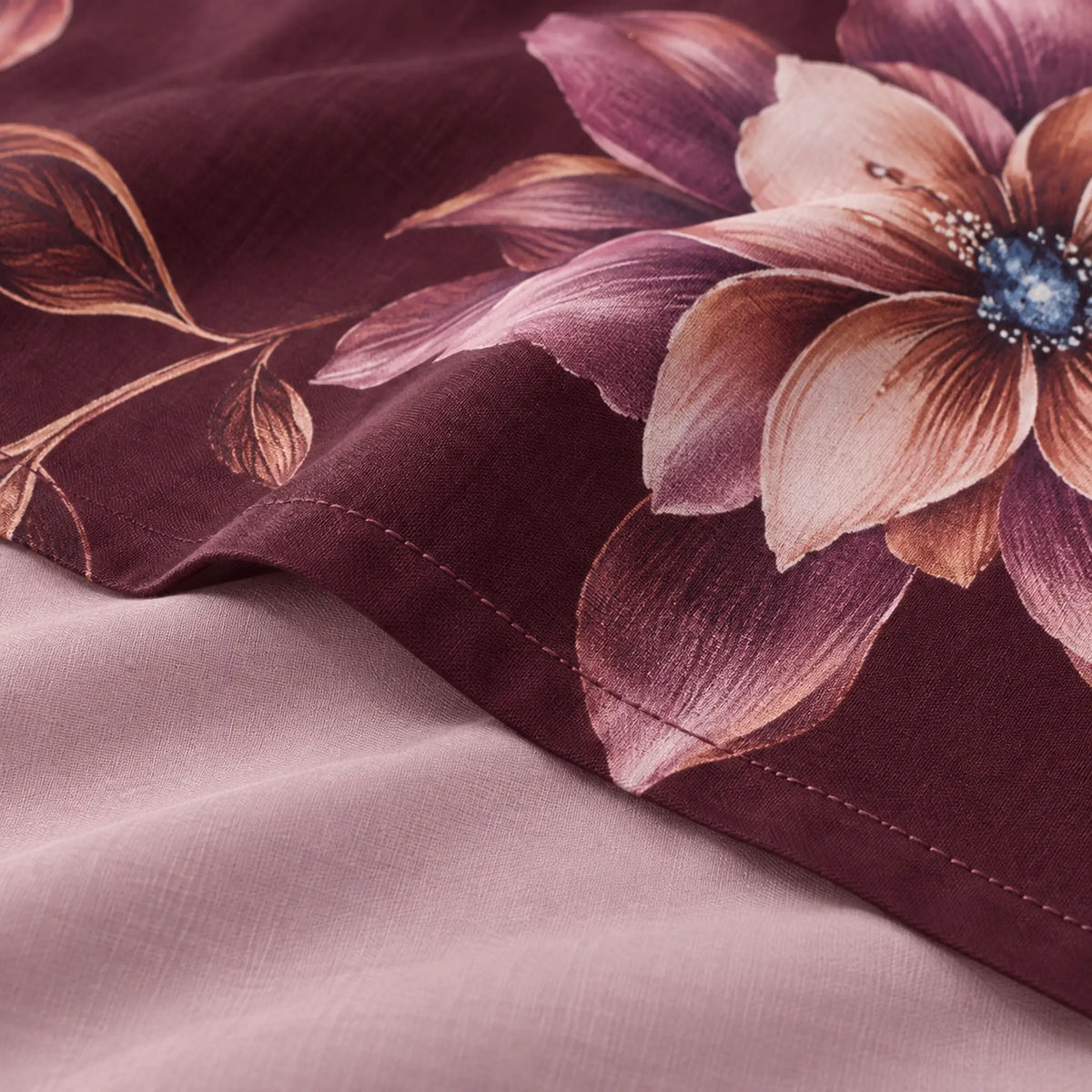 Juego de sábanas 4 piezas estampado color vino con flores – detalle de la tela