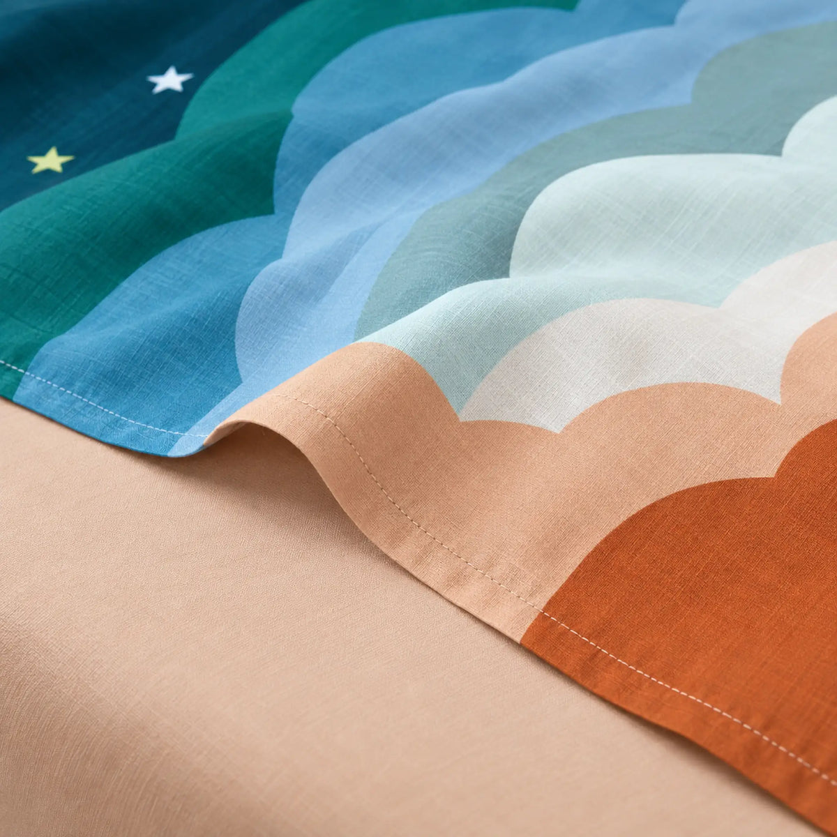 Juego de sábanas 4 piezas estampado con arcoíris de colores – detalle de la tela