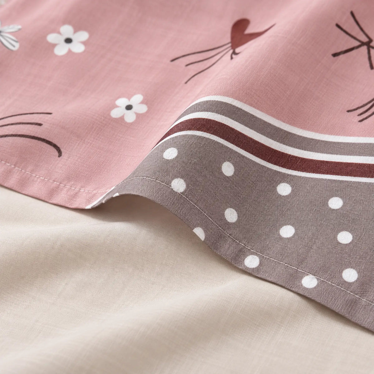 Juego de sábanas 4 piezas estampado rosa con gatito – detalle de la tela