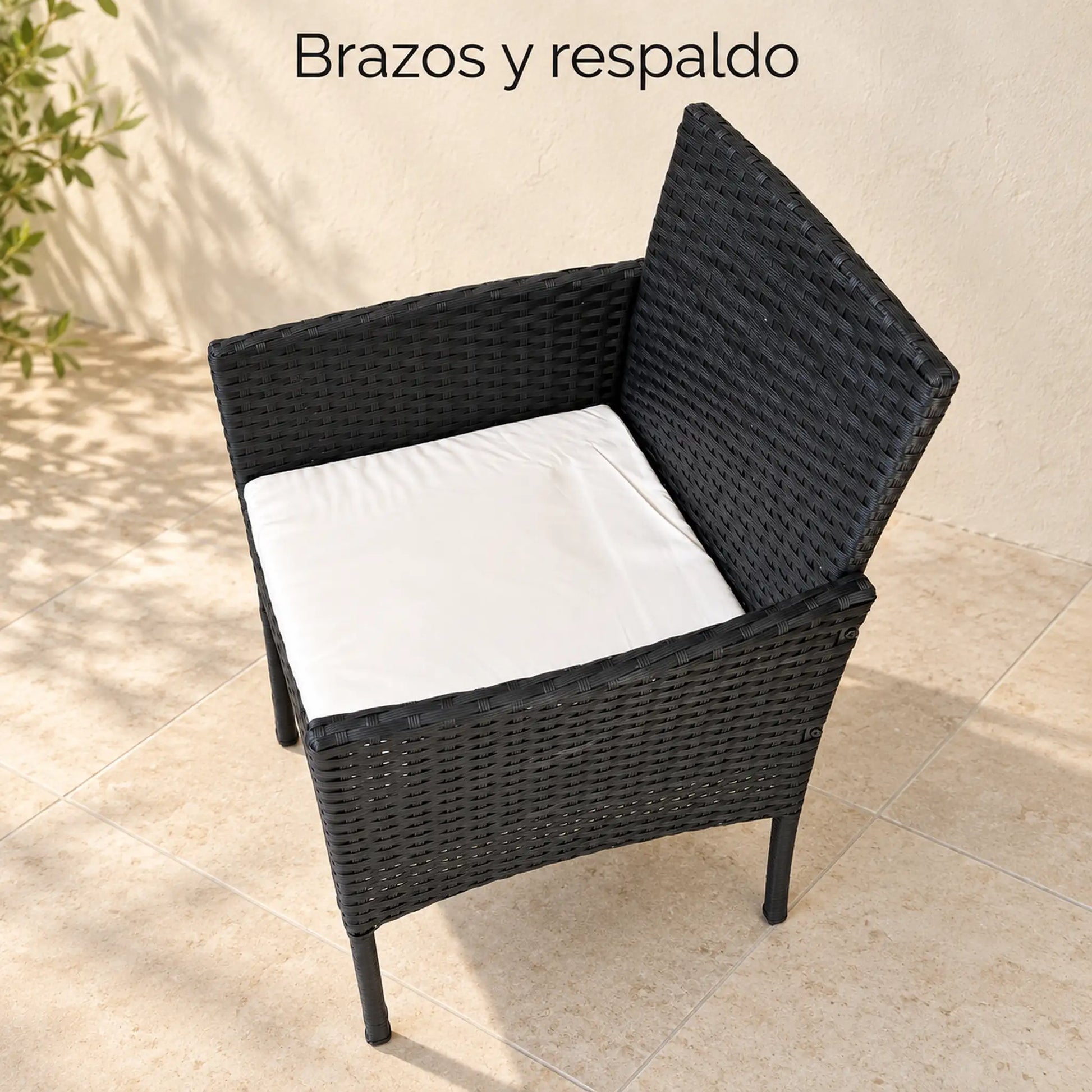 Sillón individual del juego de terraza mostrando los brazos y el respaldo en tejido negro