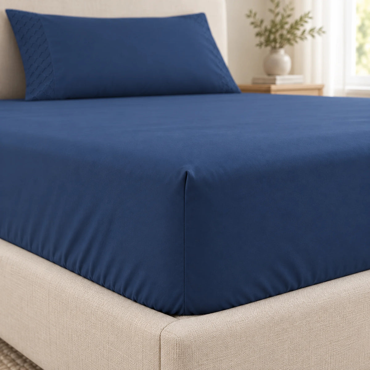 Forro ajustable liso con 2 sobrefundas bordadas, color Azul Navy – ajuste en la esquina del colchón