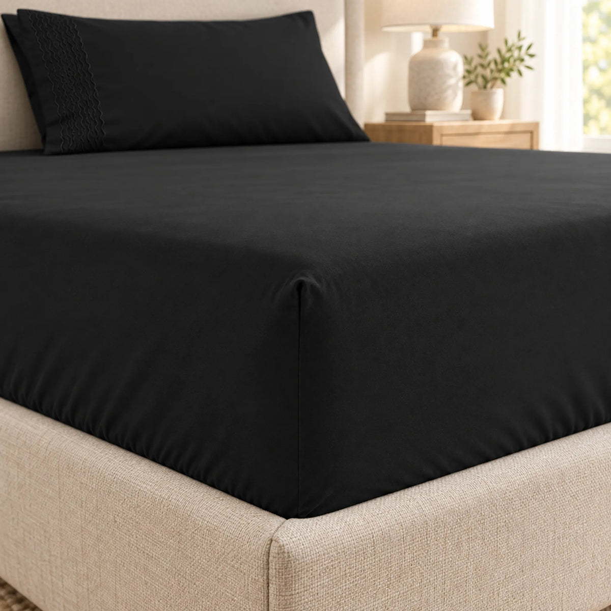 Forro ajustable liso con 2 sobrefundas bordadas, color Negro – ajuste en la esquina del colchón