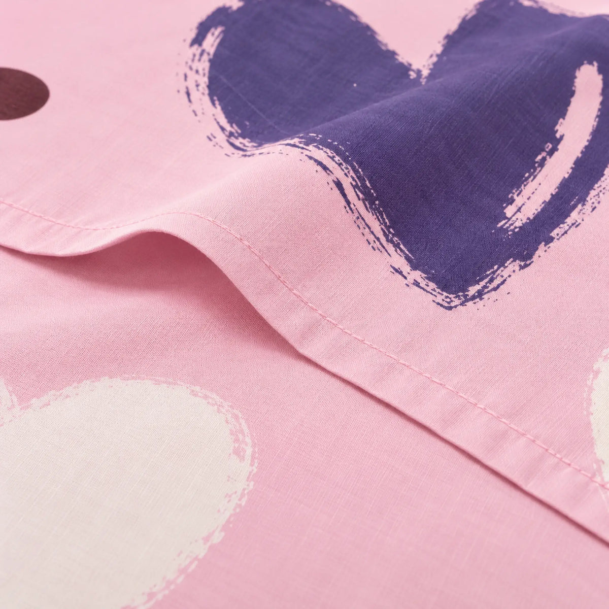 Juego de sábanas con vuelo 4 piezas, diseño Corazones Rosa y Morado – detalle de la tela
