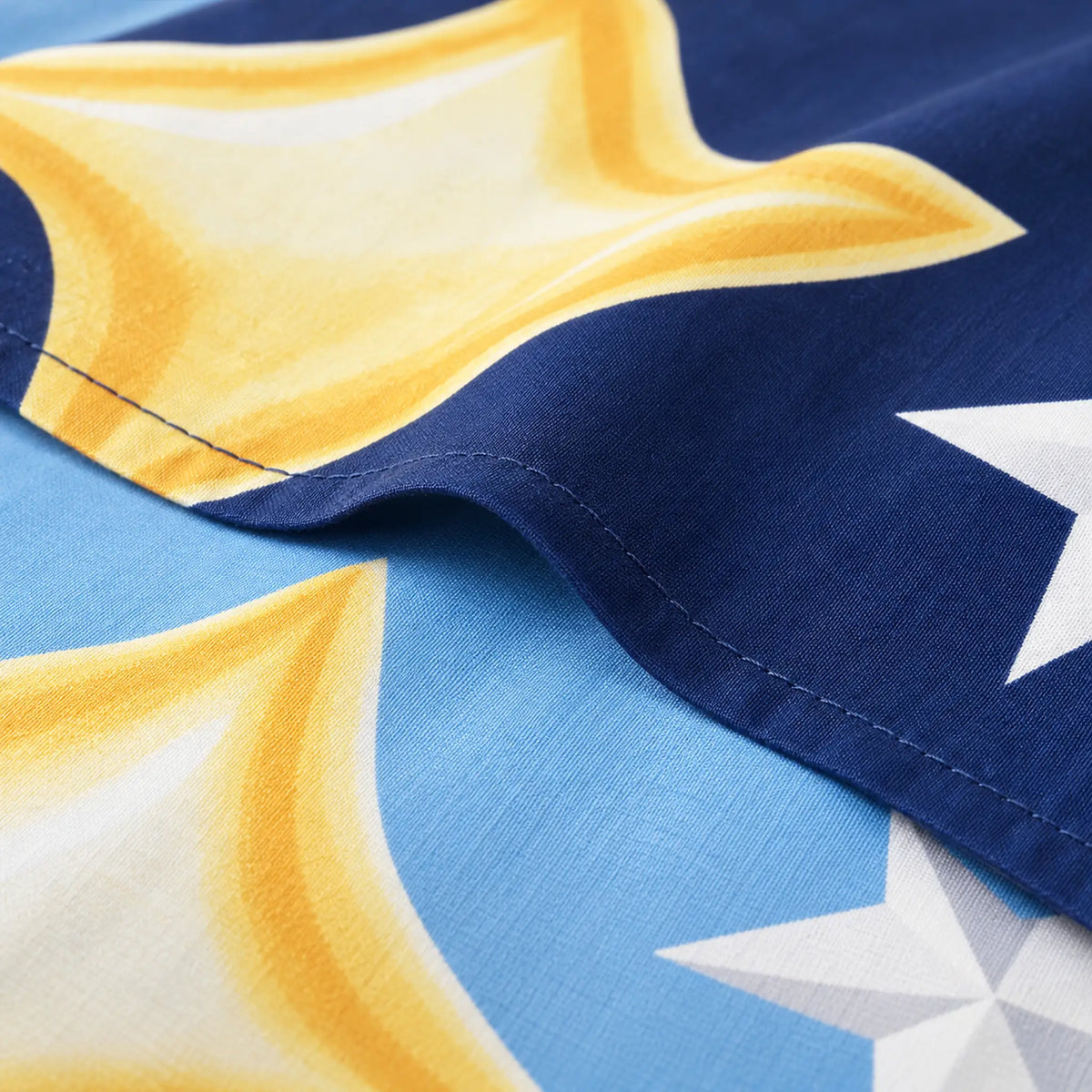 Juego de sábanas con vuelo 4 piezas, diseño Estrellas Doradas Azul – detalle de la tela