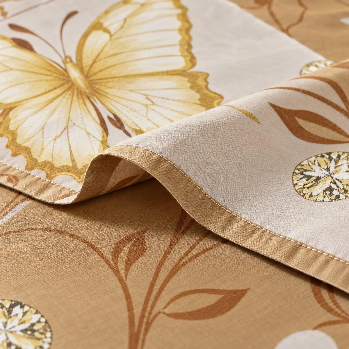 Juego de sábanas con vuelo 4 piezas, diseño Mariposas Doradas – detalle de la tela