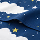 Juego de sábanas con vuelo 4 piezas, diseño Nubes y Estrellas Azul Marino – detalle de la tela