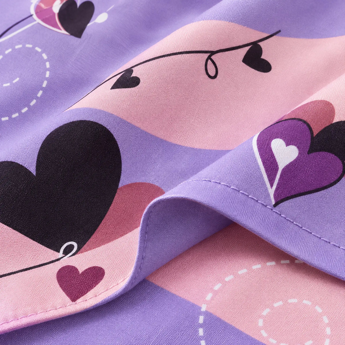 Juego de sábanas semimatrimonial 1.20 m, diseño Corazones Lila y Rosa – detalle de la tela