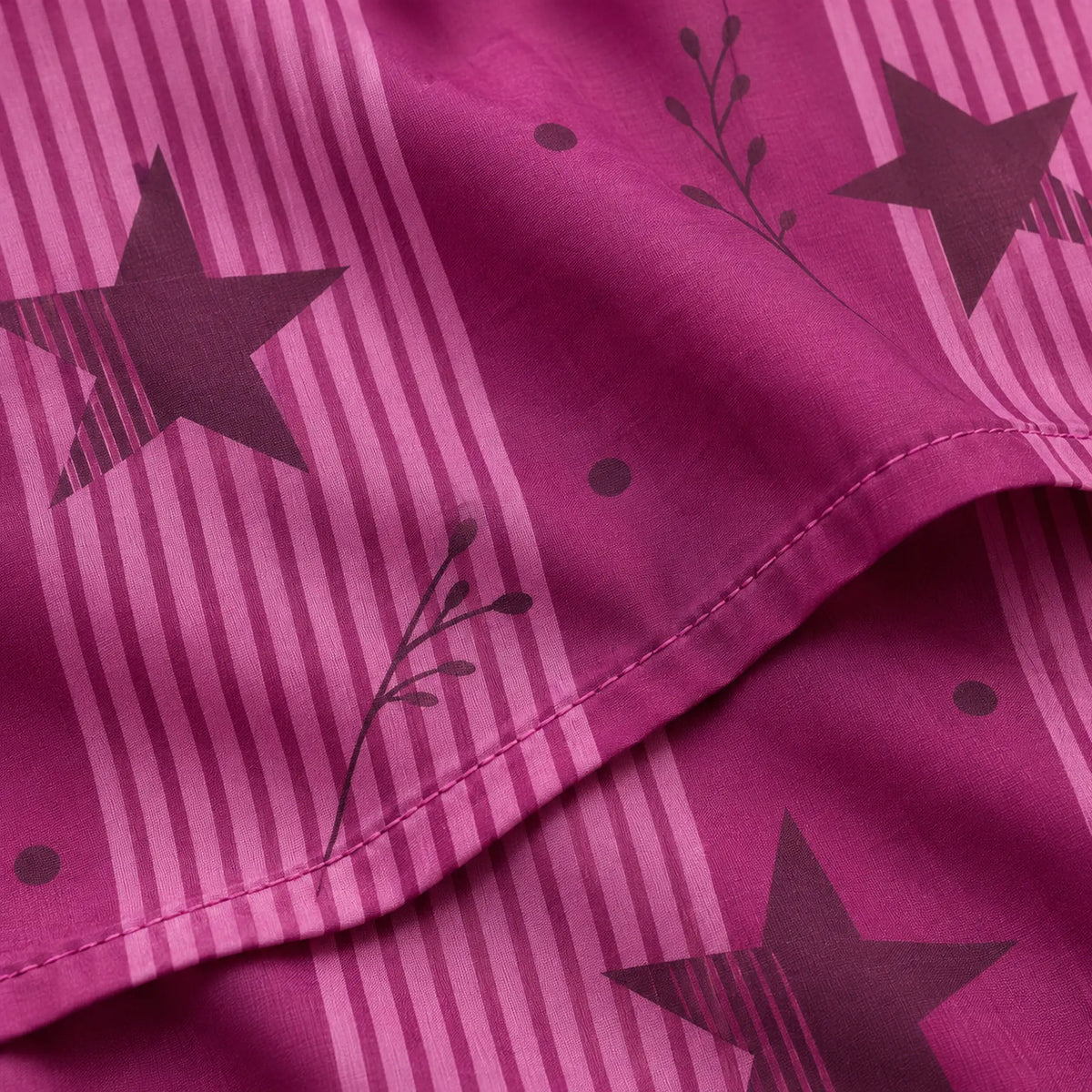 Juego de sábanas semimatrimonial 1.20 m, diseño Estrellas Magenta – detalle de la tela