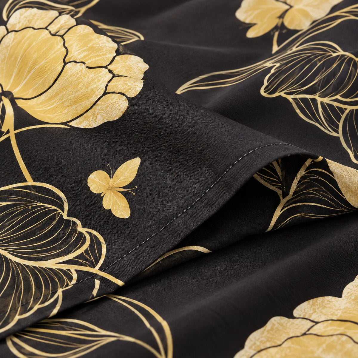 Juego de sábanas semimatrimonial 1.20 m, diseño Flores Doradas Fondo Negro – detalle de la tela