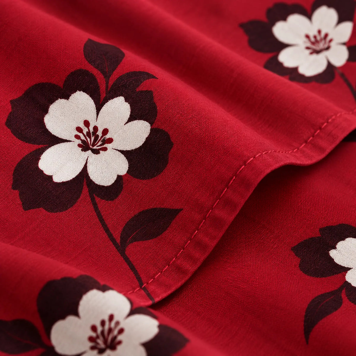 Juego de sábanas semimatrimonial 1.20 m, diseño Flores Blancas Fondo Rojo – detalle de la tela