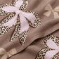 Juego de sábanas semimatrimonial 1.20 m, diseño Lazos Beige Leopardo – detalle de la tela