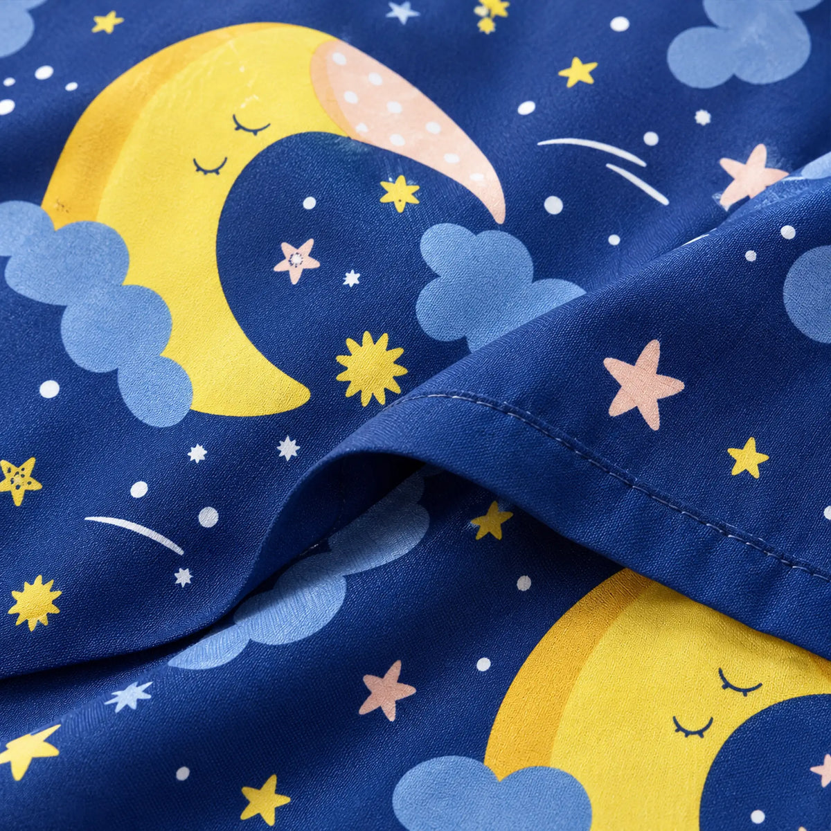 Juego de sábanas semimatrimonial 1.20 m, diseño Lunas y Estrellas Azul Marino – detalle de la tela