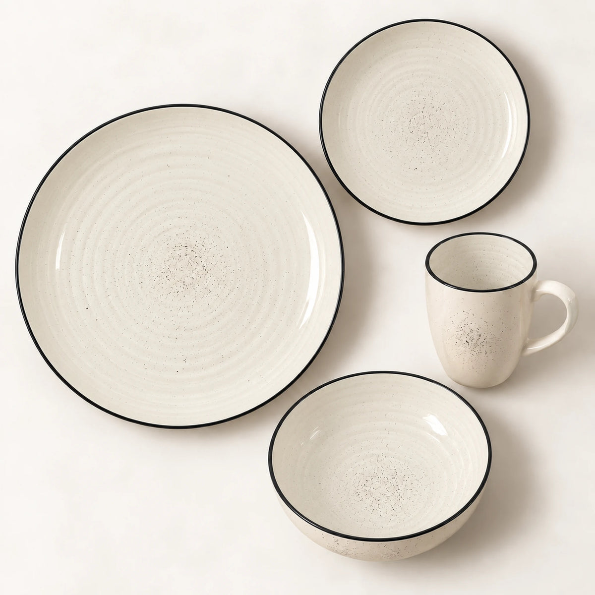 Vista superior de un puesto de la vajilla Lotus color Crema: plato llano, plato de postre, tazón y taza