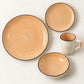 Vista superior de un puesto de la vajilla Lotus color Durazno: plato llano, plato de postre, tazón y taza