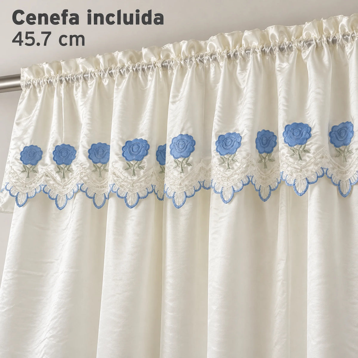 Par de cortinas bordadas satinadas con cenefa, fondo cream con bordado azul cielo – detalle de la cenefa incluida