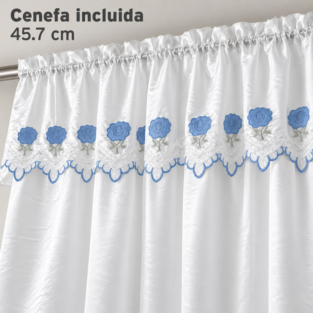 Par de cortinas blancas bordadas satinadas con cenefa, bordado azul cielo – detalle de la cenefa incluida