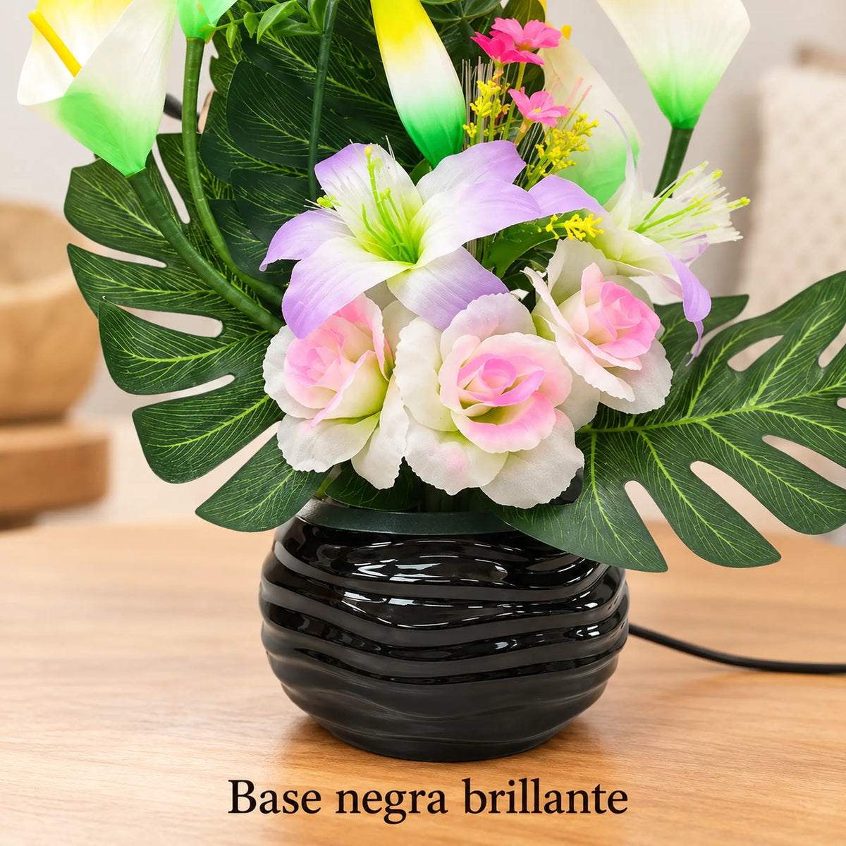 Arreglo de flores artificiales con luz LED, diseño Cala Lila – base negra brillante