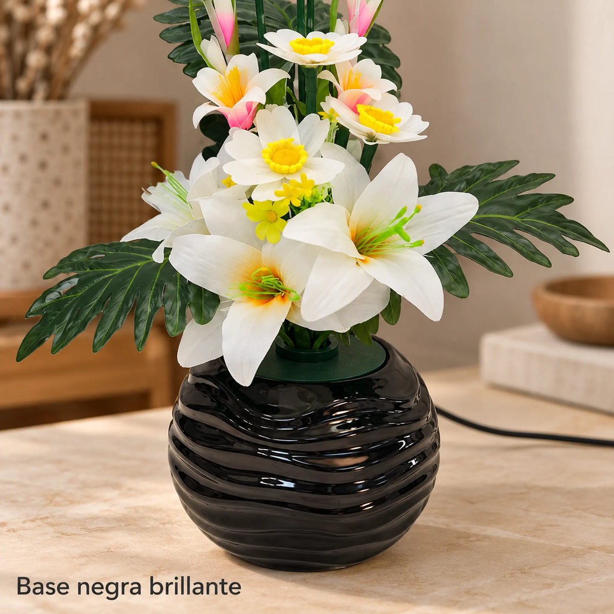 Arreglo de flores artificiales con luz LED, diseño Lirio Blanco – base negra brillante