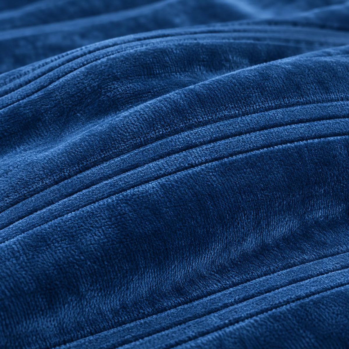 Frazada full azul marino de 180 x 220 cm con rayas en relieve – textura suave de franela
