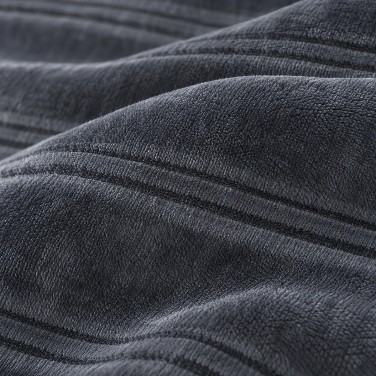 Frazada full gris de 180 x 220 cm con rayas en relieve – textura suave de franela