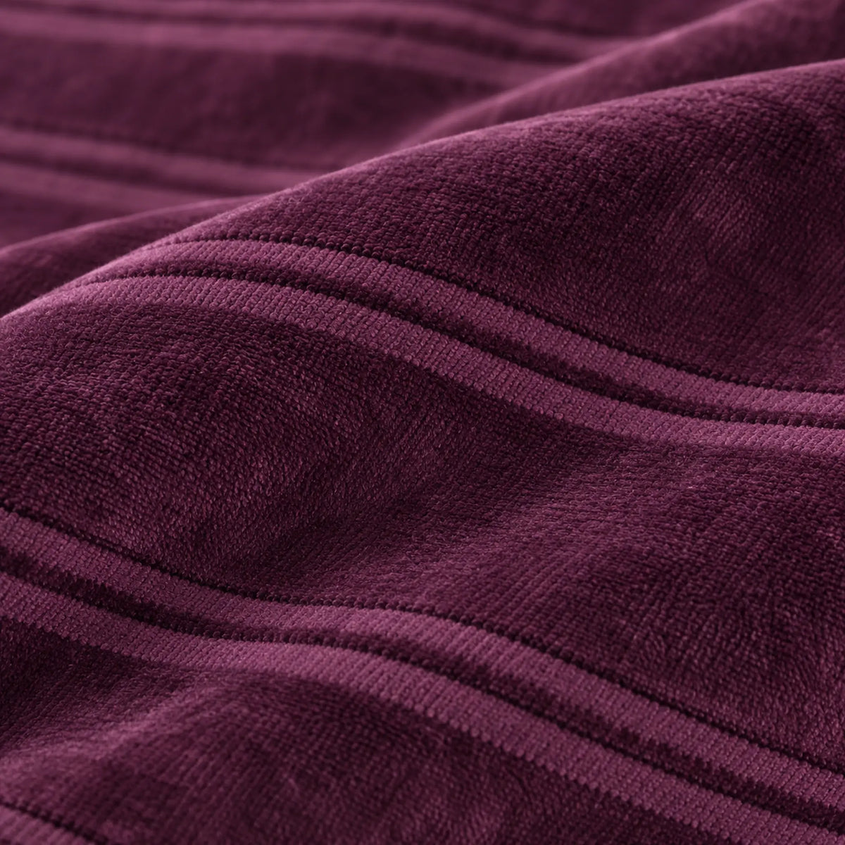 Frazada full morado de 180 x 220 cm con rayas en relieve – textura suave de franela