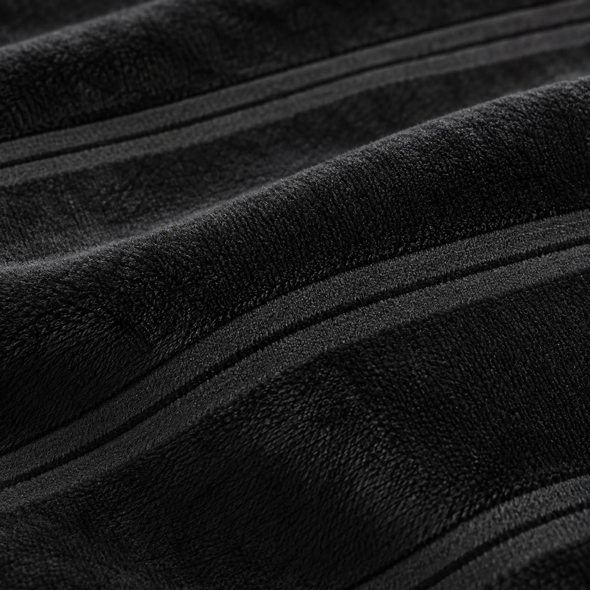 Frazada full negra de 180 x 220 cm con rayas en relieve – textura suave de franela