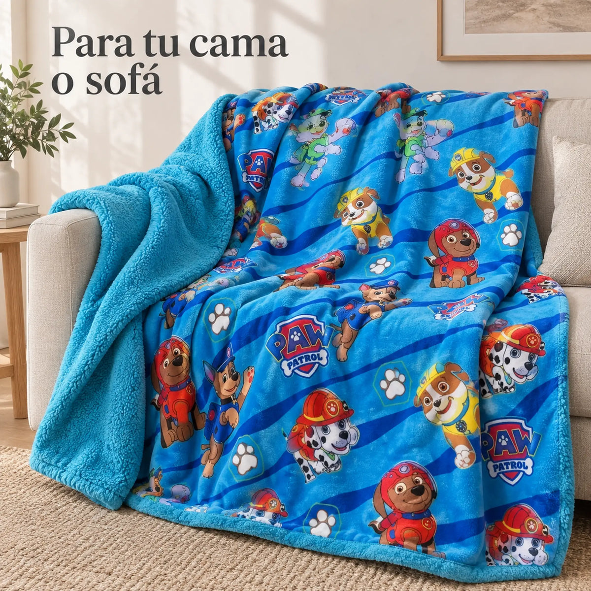 Frazada reversible piel de oveja, diseño Paw Patrol, en uso sobre el sofá