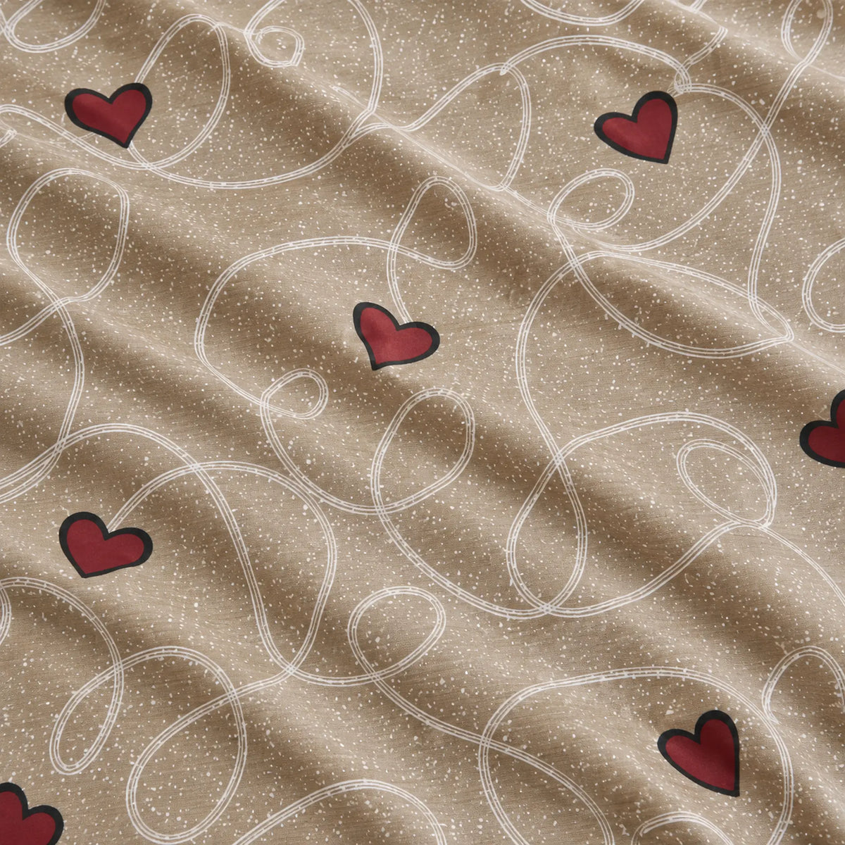 Juego de sábanas 4 piezas estampado beige con corazones – detalle del estampado