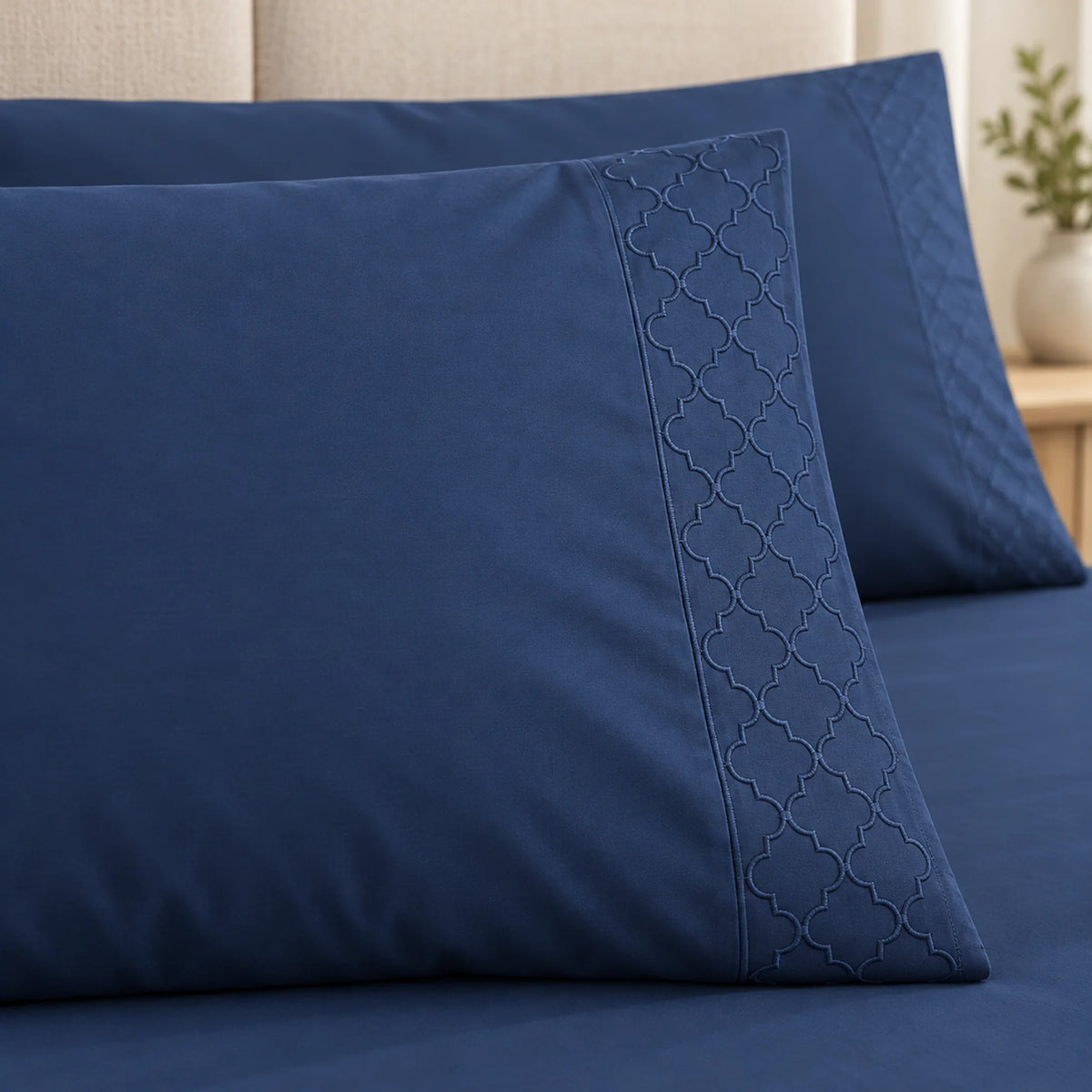 Forro ajustable liso con 2 sobrefundas bordadas, color Azul Navy – detalle del bordado de las sobrefundas