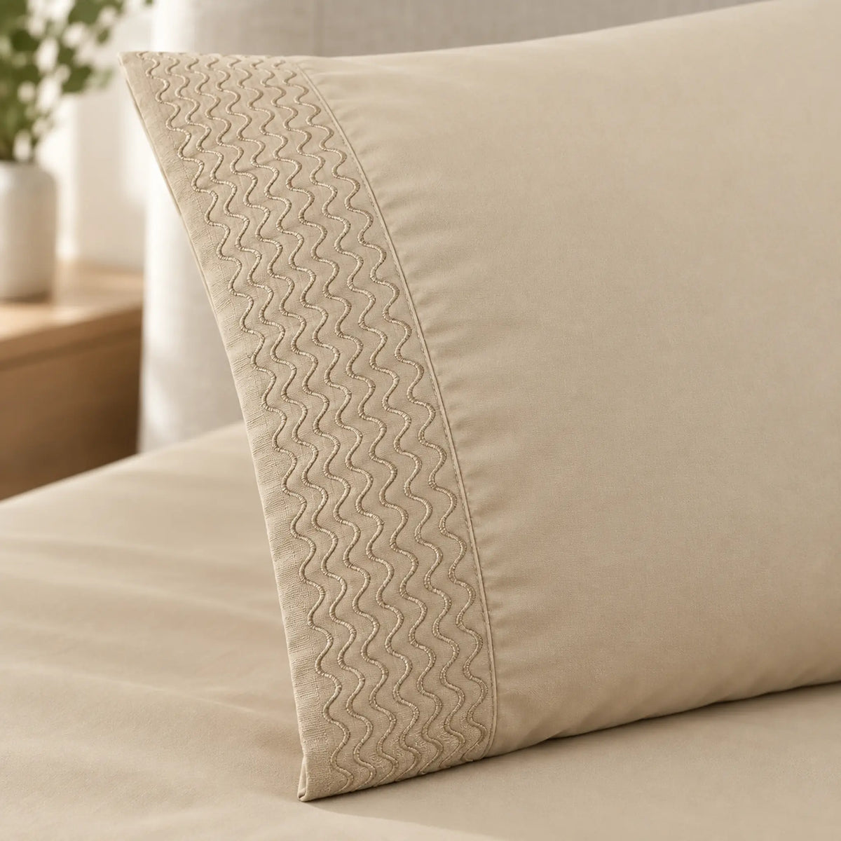 Forro ajustable liso con 2 sobrefundas bordadas, color Beige – detalle del bordado de las sobrefundas