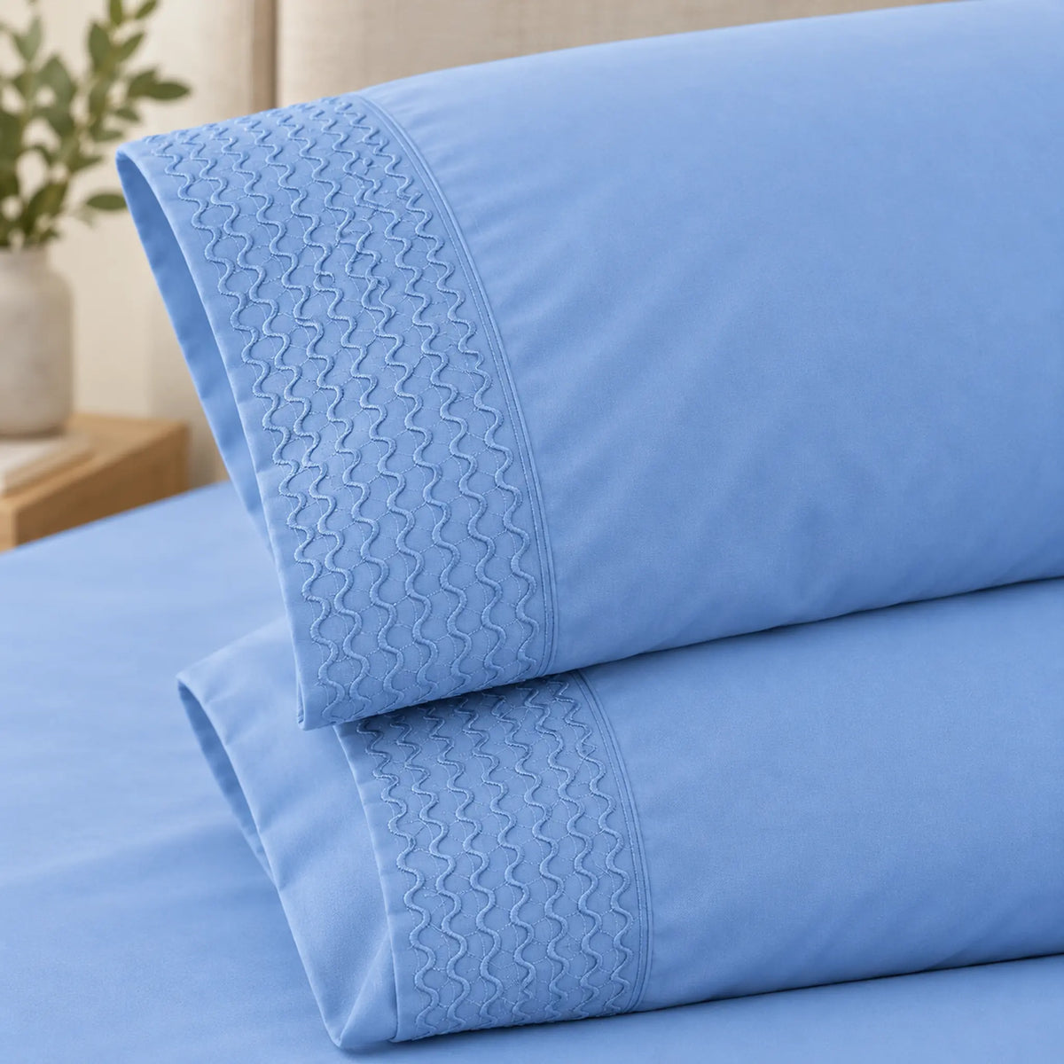 Forro ajustable liso con 2 sobrefundas bordadas, color Celeste – detalle del bordado de las sobrefundas