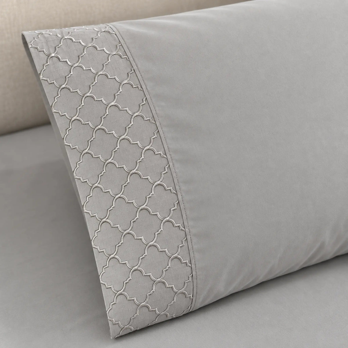 Forro ajustable liso con 2 sobrefundas bordadas, color Gris – detalle del bordado de las sobrefundas