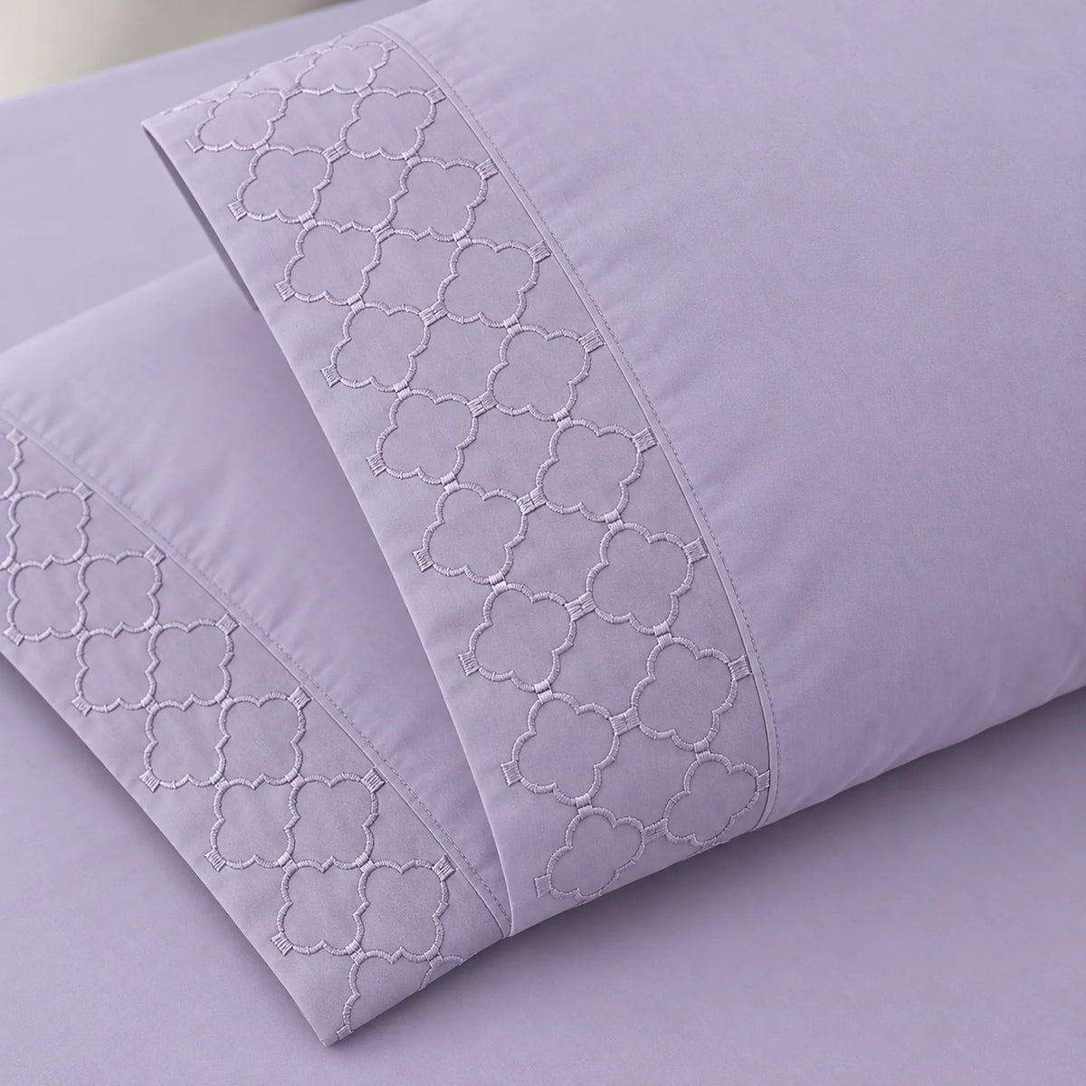 Forro ajustable liso con 2 sobrefundas bordadas, color Lila – detalle del bordado de las sobrefundas